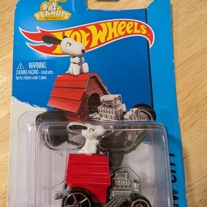 Hot Wheels 2015 Peanuts Snoopy Car HW City